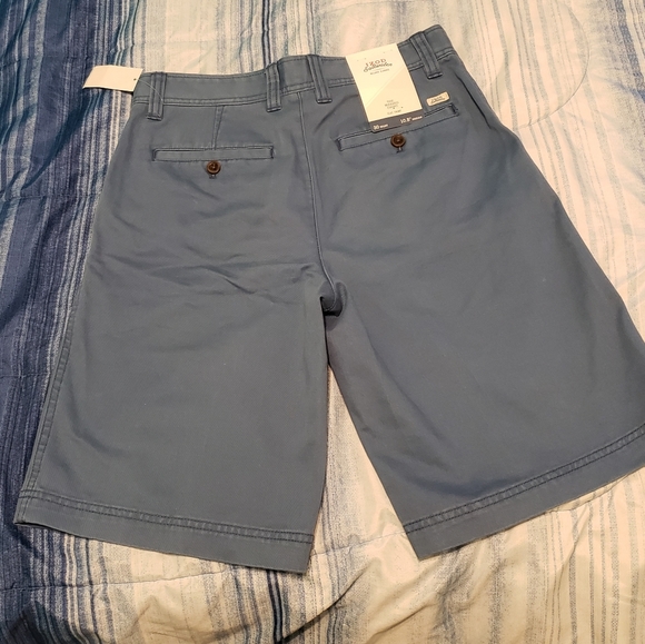IZOD men's shorts - Picture 2 of 3